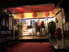 夜は民謡居酒屋へ。国際通りから少し離れた樹里という店です。観光客むけというより地元密着型ですので派手な演出はありませんが概ねワンステージ5曲ぐらいの店が多いなか、ここは古い民謡から、ヒット曲、それと沖縄に関係ない歌を方言含めて沖縄風にアレンジしたりして全部で10曲、タップリ楽しませてくれました。