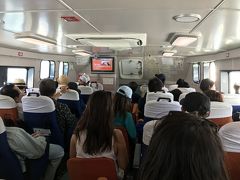 翌日は今回のメインイベント、久高島訪問です。朝9時の知念初のフェリーにのって向かいますが、ごらんのように船内はぎっしり。観光客というより仕事で向かう方の方が多かった気がします。