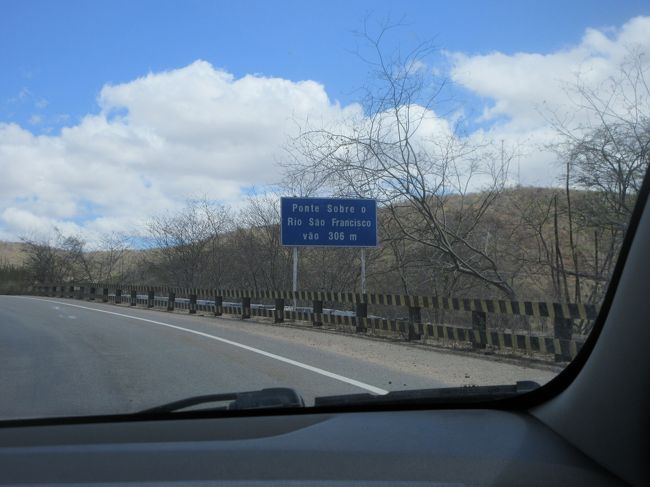 サンフランシスコ川橋は３０６ｍ<br />　たった３０６ｍで何が大河？、と思われるでしょうね<br />　　全長は日本の川の数十倍、物凄く深い<br /><br />