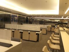 5:30　荷物を預けたあと、まだ1時間近く時間があったので、ラウンジに入ります。