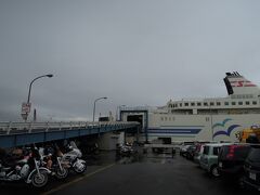 22：00に自宅を出発、新潟港まで走ります
小樽行きの日本海フェリーにて北海道へ
新潟港には沢山のバイクが集結していました
