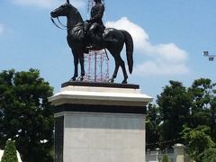 ラーマ5世の騎馬像です。ラーマ5世は1868年から1910年までチャクリー王朝の王として君臨した人物です。彼は在位中にチャクリー改革という近代化を進めたことで知られています。