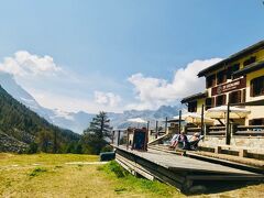 途中の岩場などを経て進みスタートから1時間経過

MOUNTAIN LODGE ZE SEEWJINU でティータイム

こちらは宿泊もできるロッジです
