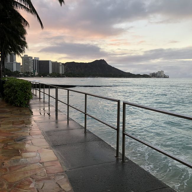 3日目の朝です<br />シェラトンのインフィニティプール左側にある、喫煙所までやって来ました<br />日の出前のダイヤモンドヘッド様を拝みながらの一服です<br />ありがたい<br /><br />子供と来ていた頃は日の出前に部屋を出るなんて考えられなかったのですが、歳のせいでしょうか、早朝にバチーっと目が開きます<br /><br />歳取るのも悪いことばかりじゃないですね♪<br />(ポジティ部所属)