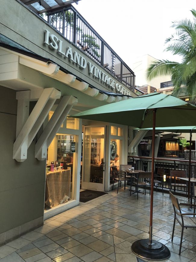 初日に激混みで諦めたアイランドビンテージコーヒーに来ましたが、テラス席はびちょびちょ、中も空いてないし案の定行列なので、またもや諦めました<br />残念