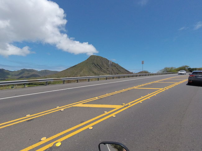 (ここから主人の行動)<br />昨夜の完璧な脳内シュミレーションでココヘッドを目指します<br />ダイヤモンドヘッドをぐるりと周り、東海岸線に出てハナウマ湾を通り過ぎ、ココヘッドが見えて来ました<br />(リュックにGoProを搭載した自撮り棒を刺し、道中を撮影)<br /><br />