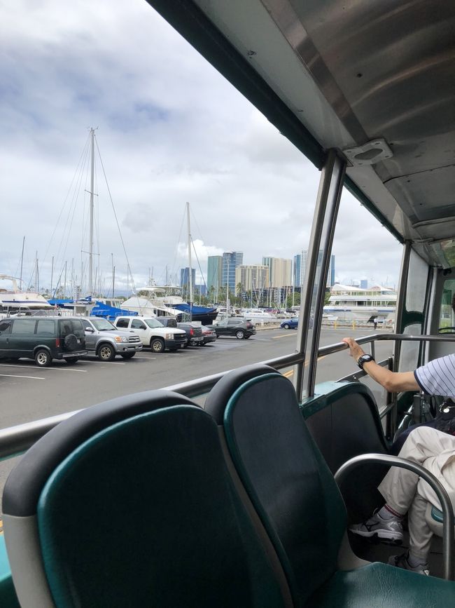 (もはやなんの画像だか・・・)<br /><br />トロリーでアラモアナに行って、ショップの店員さんと出川イングリッシュで交流したり、フードランドファームズで友土産のエコバッグやクッキーを買ったり、