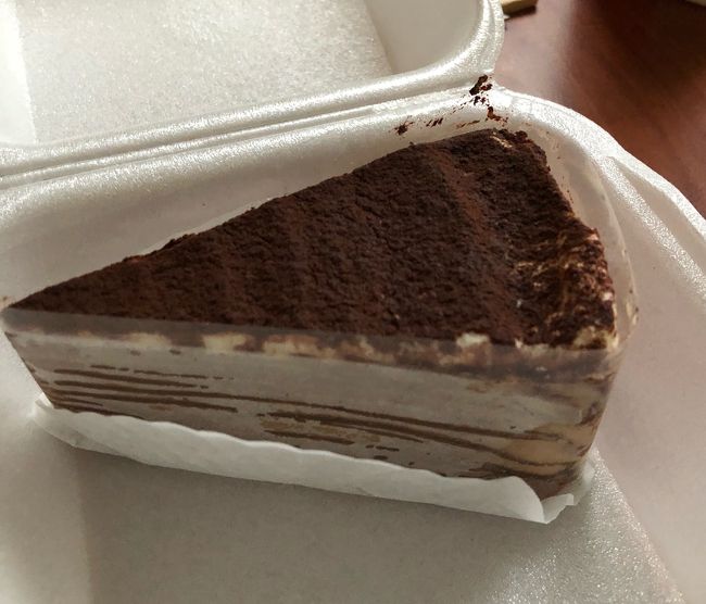 昨晩買っておいた、ロイヤルハワイアンセンター二階フードコートにあるケーキ屋さんkulukuluの土日限定（らしい)チョコレートミルクレープ<br />すごく美味しかったのですが、その美味しさが伝わりそうもない画像ですみません<br /><br />主人はマリア向かいのコートヤードワイキキマリオットにあるコーヒーショップでコーヒーとクロワッサンを買って来ていました<br />リピートは無しだそうですよ(何様！？)<br /><br /><br /><br />今回の旅で主人から、ココヘッド登山に初挑戦する宣言をされていたので、当初、この日にレンタカーを借りて車でハワイカイまで一緒に行こうかと思ってました<br />主人が登山中に私は、憧れのモエナカフェで、クリームチーズソースがくるくる～ってなったシナモンパンケーキをひとりで食べる予定だったのです！<br /><br />しかし、ココヘッドトレイルはどうやらかなり厳しいらしく、所要時間も読めないので結局主人が一人でバイクで行く事になりガッカリ<br />しょうがないので私はひとり、買い物でもしに行きますかね～<br /><br />そんなわけで、主人はココヘッド登山とバイク、二つの“初”となったわけです