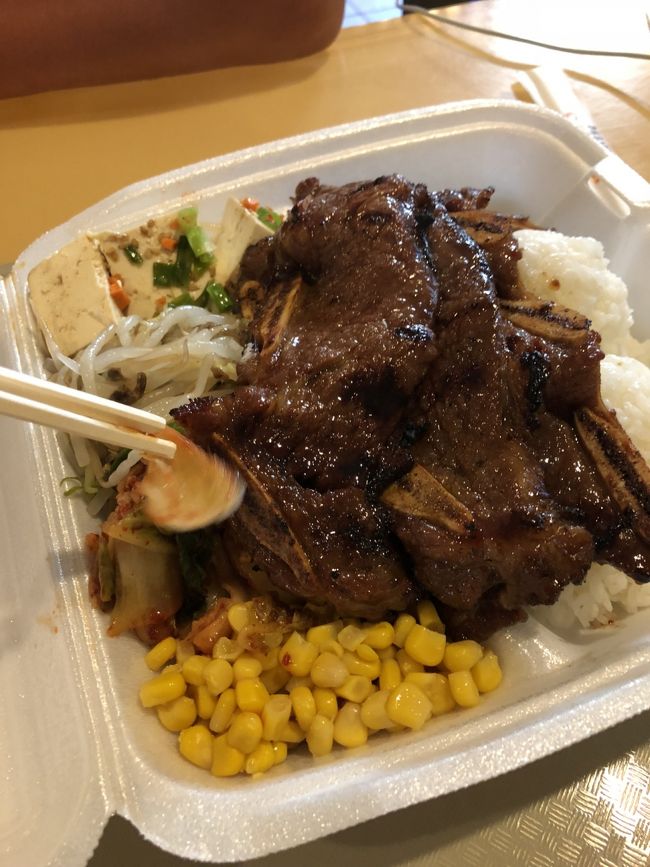 本日の晩御飯はロイヤルハワイアンセンターのフードコートにある、Pearl's Korean BBQのカルビプレート<br />副菜は豆腐ともやしとキムチとコーン<br />初めて食べたけど、美味しい～
