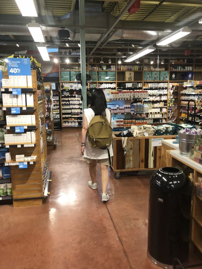到着したら真っ先に向かうのが、Whole Foodsのナチュラルコスメコーナーです<br /><br />ずんずん進む勢いの凄さで、おばちゃんの後ろ姿取られてました<br />ニッコニコでシャンプーやらオイルをカゴに入れ、なぜかレジ横にあった変なエコバッグも買い、背負ったリュックに詰め込みました