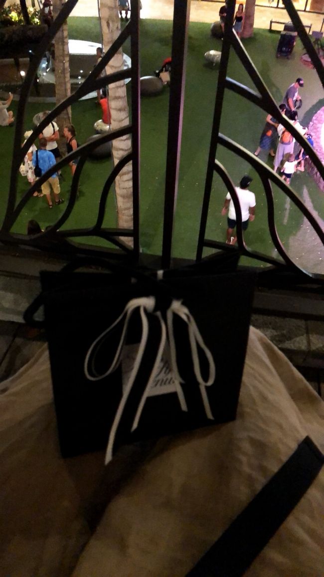 晩ご飯の後は、娘の頼まれボビーブラウンのコスメを買いに免税店に行くものの、品切れ<br />店員さんに、ワイキキだとインタマのサックスさんにあるかも？と教えてもらい、無事ゲット出来ました<br />サックスで買ったほうが、可愛いショッパー(有料)に入れてもらえたし、サンプルもいっぱい入れてくれたので良かったかも。<br /><br />↑画像は、インタマの二階にあるロッキングチェアに座って撮ったんですが、なんだかよくわからないですね・・・