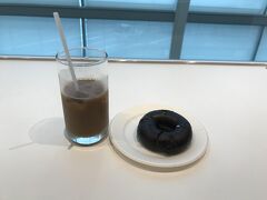 羽田空港に到着
私は一度、千歳空港に飛びます
お友達とは那覇空港で合流です
カードラウンジでアイスコーヒーとベーグルを頂きました