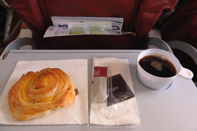 07：05　約15分遅れで離陸です。<br />機内サービスがありました。