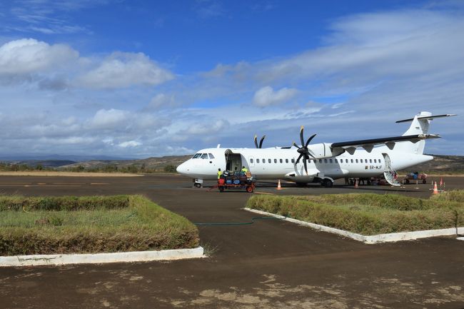 約15分遅れの、09：00にアンツィラナナ空港に到着です。<br /><br />ここでも、預けた荷物は人の手で運ばれてきました。<br />しかし早く、到着から約20分で出発できました。