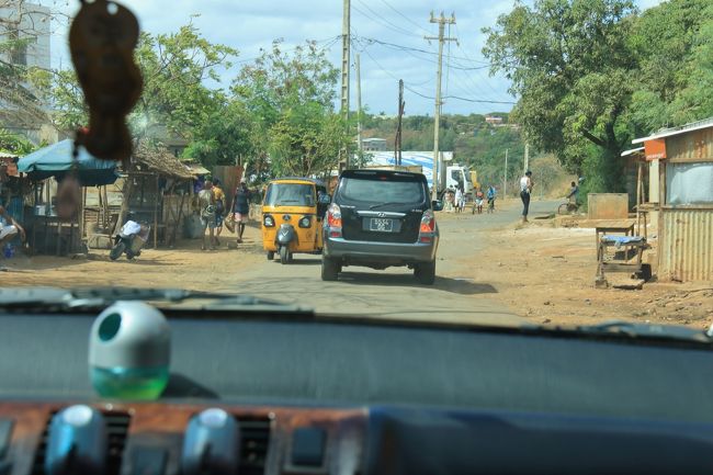09：20　4ＷＤにて空港を出発。<br />今回のツアーでは、8名で4台の4ＷＤ車が用意されていましたので、私たち夫婦で1台となりラッキー。<br />荷物は、同じ車に積み込みでした。<br /><br />写真のように、ここは舗装道路ですが、少し走ると地道に。<br />舗装道路も穴ぼこだらけ、未舗装道路は大揺れと地獄が始まります。