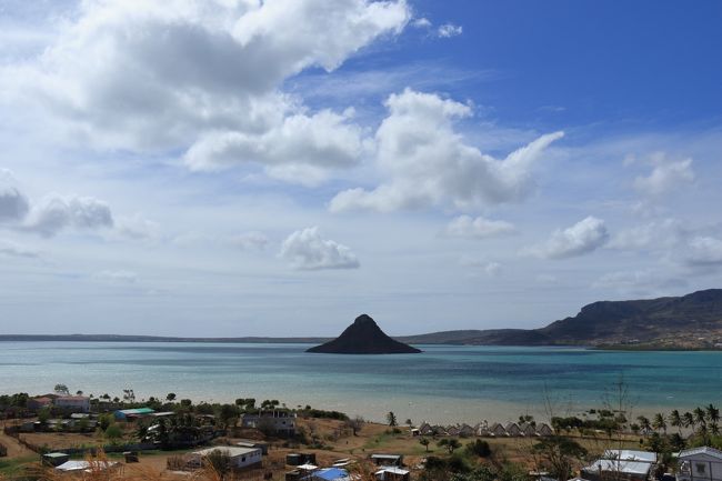 最初に訪れた砂糖の島（パン・ドゥ・シュークル）です。<br />海の中にポツンと三角の島が現れました、美しい景色でした。