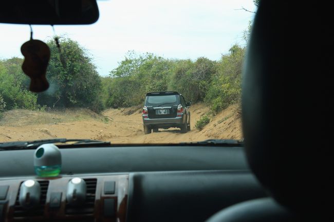 この様な悪路を走ります。