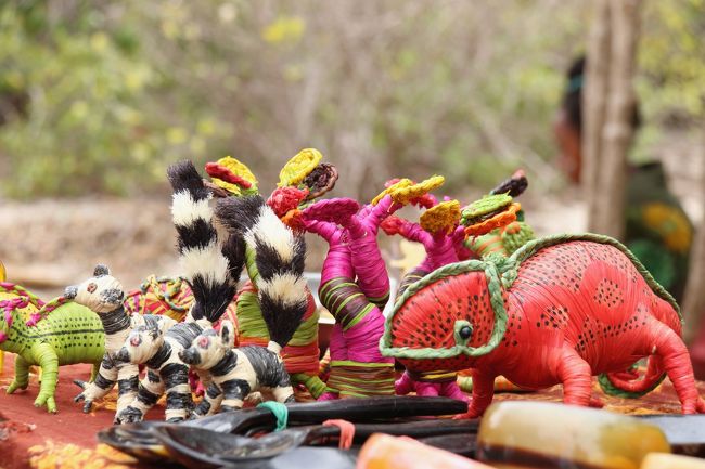 大きなバオバブのそばに、露店が。