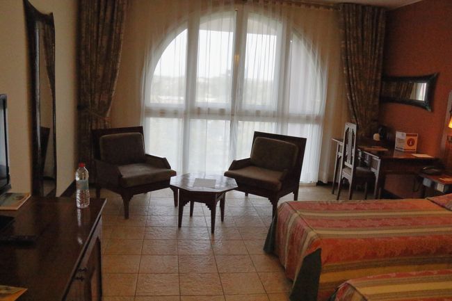 綺麗なツインの部屋です。<br />無料のミネラルウオーターも１人1本置かれています。<br /><br />シャワーのみの部屋ですが、お湯の出はまあまあで、シャワーを浴びることができました。<br />