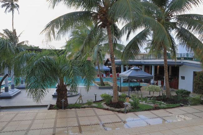 06：00　ホテルのレストランにて朝食です。<br />夕食と同じレストランにてバイキング。<br />品数は少なかったですが、綺麗に並べられていました。<br />また、地元の料理も置いていましたが、私たちはパンやフルーツを中心にいただきました。