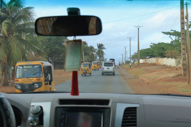 07：00　ホテルを出発し、レッドツインギー・灰色ツインギー観光へ。<br />今日も4ＷＤに分乗、私たちは二人で乗車となりました。