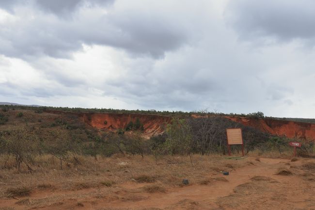 悪路を走ること約2時間で、レッドツインギー駐車場に到着です。<br />写真中央の赤い部分がレッドツインギーです。<br />私たちは写真の箇所が一番行きやすいとのことで行きましたが、他にもあるそうです。<br />ちなみに、囲いのあるトイレがありましたが、ドアーは閉まりませんでした。<br />09：00～09：55　約1時間のレッドツインギー観光です。