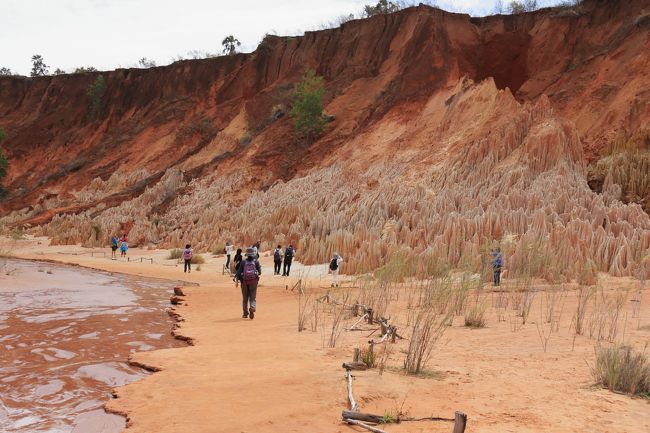 レッドツインギーに到着です。<br /><br />雨風や太陽熱によって浸食され形成されたツインギーで、オレンジがかった綺麗な色と、先端が鋭角に尖っていないのが特徴です。