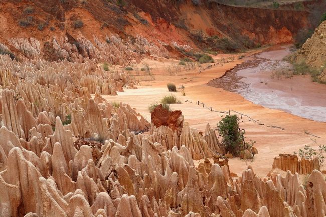 レッドツインギーです。<br />足もとは少し悪かったですが、登れる高いところがあり、そこから全体を写しています。<br /><br />09：55　灰色ツインギーに向け、出発です。