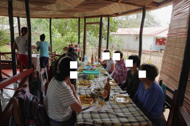 12：05～13：10　ローカルレストランにて昼食です。<br /><br />田舎にもこんなレストランがとビックリです。<br />ただ、ハエが多くて悩まされましたが。