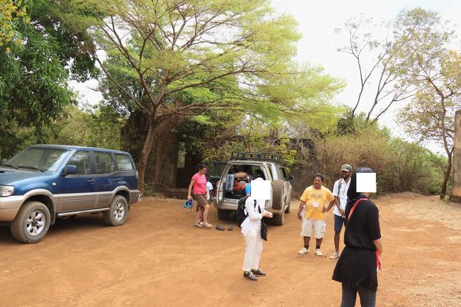 約10分でアンカラナ特別保護区の駐車場に到着です。<br /><br />このアンカラナ保護区の森には、針先のように尖った石灰岩が連なるツインギーや、たくさんの洞窟があります。その中で6ヶ所のツインギーには名前が付けられ、トレイルが設けられています。また、森の中なにはキツネザルや珍しい鳥や昆虫などが生息しているそうです。ガイドさん同伴で中に入ることができ、今回は一番行きやすい灰色ツインギー（正式名称は忘れました）に向かう事に。<br /><br />13：20～15：35　灰色ツインギー観光です。