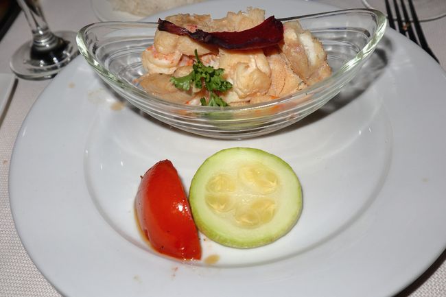 約3時間、18：35　ル　グラン・ホテルに到着しました。<br /><br />20：00　ホテルのレストランにて、今日はコースメニューの夕食です。<br />前菜です。