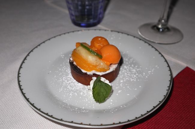 そして、デザートにケーキも出てきました。<br /><br />ディエゴ　スアレスの滞在は今日で終了です。<br />ホテルよし、料理もフランスの植民地であったためか、フランス料理風が多く、口に合い満足な滞在でした。<br />　　　　　　　　　　　　　　　【ディエゴ　スアレス伯】<br /><br />続いて、№3はアンタナナリボの観光が中心です。<br />世界遺産のアンボヒマンガ、キツネザルとの出会いがあるレミュールパークを巡ります。