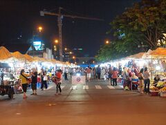 ホテルに帰る途中、ベンタイン市場の横に夜に現れる屋台

特に土曜日の夜は、賑やかだ。