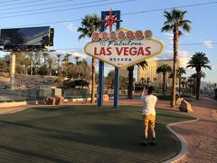 この日は、長距離ドライブになるので早朝出発。本来なら、昨晩、ラスベガス名物のブュッフェを楽しみ予定がダメになったので、せめてラスベガスの思い出をとこの看板へ。朝早いのに結構見に来てる人が居てびっくり。