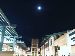 ワイキキからピンクトロリーに乗って、アラモアナショッピングセンターに来ました。ついに足が痛くなったのでベンチに座って休みました。
ふと空を見ると、綺麗な月が見えました。 何とも幸せな時間。。