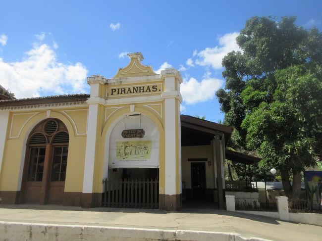 アラゴアス州ピラーニャスの街の博物館<br />　サンフランシスコ川周辺はインジオが暮らしていたが<br />　　ポルトガル人コンキスタドールたちが川を上って来て<br />　　　彼らを皆殺しにしたそうな<br /><br />生活の場を追われたインジオたちは犯罪を犯さなければ生きて行けない<br />　それをポルトガル人憲兵たちが捕まえて斬首刑に<br />　　切り離された頭部を箱に入れて街中で晒していた<br />　　　表向きは犯罪者であってもインジオばっかり迫害の歴史<br /><br />サンフランシスコ川をもっと知りたくなりました<br />　ポルトガル人コンキスタドールを英雄と褒め称える人が多いけど<br />　　負の歴史は絶対に言わないからね<br />　　　英雄の素顔は極悪人だったりする<br /><br />１９４０年代まで斬首刑が実行されていたが<br />　恐らく国家によるインジオ保護法が出来て逆に彼らが罰せられる側に<br />　　末端では恐ろしいことが日常で殺せ殺せの合唱だったんだろう<br /><br /><br />