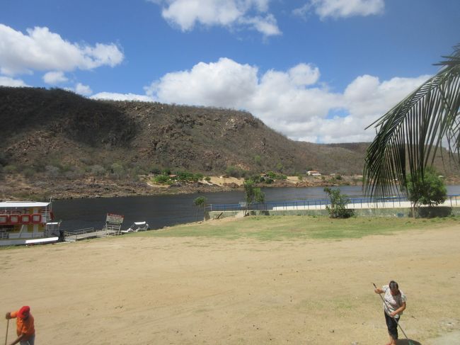 上流を望む<br />　この辺りは深度５０～７０ｍ<br />　　かなり深いので事故が起きたら捜索に難儀すると<br /><br />