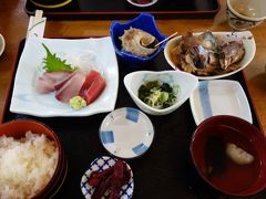 昼食はこの市場にある「とまや」という名のお食事処。

メニューに悩んだときは店の名前がついているのが無難だと
「とやま」と注文したら「うちはとまやよ」って爆笑されちゃった。
「われは海の子に『とまやこそ我がなつかしき住家なれ』ってあるでしょ。あれよ。若い人は知らないのよね。」だって。『若い人』ですってよ～
「とまや」はむしろ屋根の粗末な小屋らしいですよ。

出てきたものは粗末じゃなくって、刺身につぼ焼きあら煮まで。
坂東巡礼最後の昼食にふさわしいメニュー。
