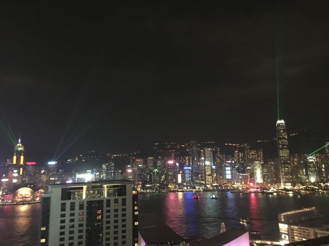 食後はテラスに移動してショーを見ながら飲んだ。