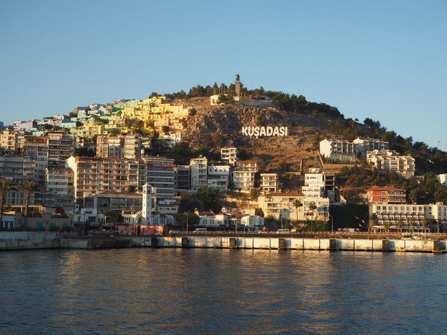 朝。港からクサダシの文字が見えました。分かりやすいですね。文字の横の家がとてもカラフル。