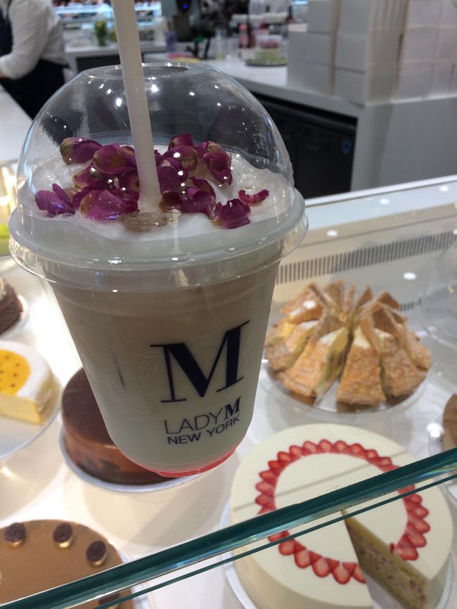 3日目<br /><br />友達と別行動。遅くまで寝てたし、ほぼ現金がないし、気になっていた店は行けなかった。オイスターカードにチャージしすぎた。。。<br /><br />空港で前回にはなかったケーキ屋さん。美味しい。ミルクレープも美味しくって、日本にあったら買ってると思う。