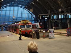 ●ベルゲン駅

ホームには、あと1分ほどで出発する、ボス行の列車。