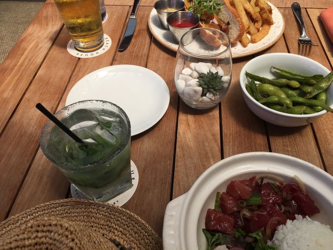 ポキ丼とホットドッグ<br />ビールとライムジュース<br />アテは、枝豆