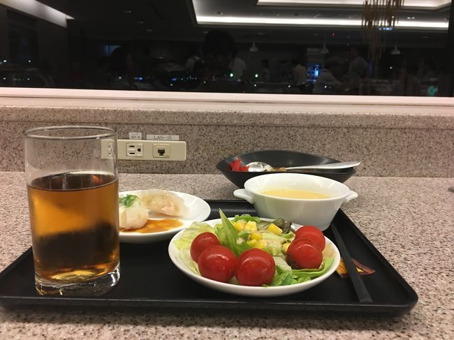 仕事終わり 関空で待ち合わせ。<br />いつものサクララウンジで、軽く晩ご飯。<br />