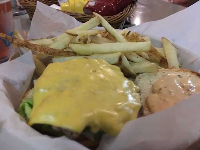 チーズバーガーとタコスを注文<br /><br />時差もあり、早めに就寝。