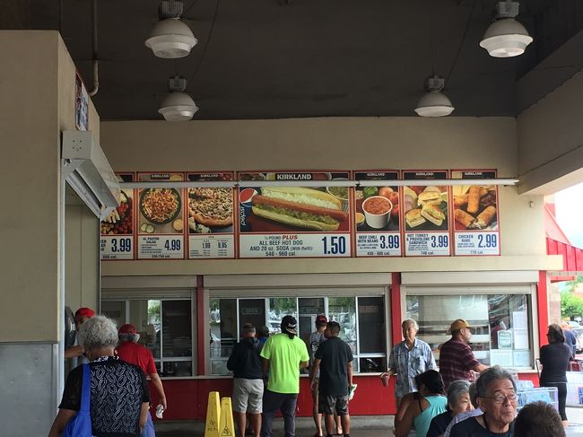 日本のコストコのフードコートは店内にありますが、ハワイのお店はお外です。<br />アサイーのジュースを買いましたが、途中で飽きてしまうほどの大きさ(⌒-⌒; )