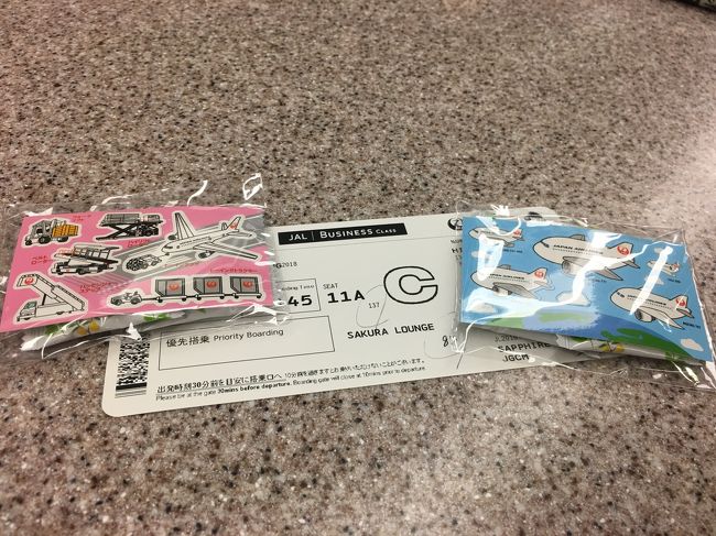 指定していた座席を代わってあげたので、ラウンジのお姉さんがシール付きのアメのセットをくださいました。何気に嬉しい♡