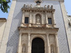 レプブリカ広場に面して建つ「ミセリコルディア教会」はファサードのアズレージョがとても綺麗でした。