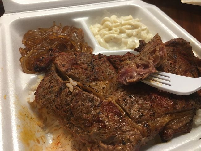 こちらは ジョバンニのフードトラックが停まっていたそばにあった コリアンバーベキューのフードトラックから購入。20ドル近くのお値段だったけれど、予想外の美味しいさ。次回もリピートします！