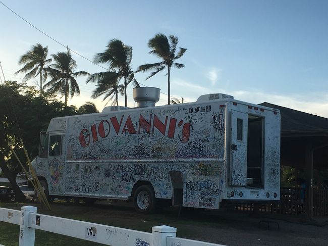 夕食は ホテルから車で10分ほどのカフクの街にある ガーリックシュリンプのフードトラック  ジョバンニ<br />営業時間ギリギリに駆け込みのせいか 待ち時間もナシ♪<br />テイクアウトで ホテルのお部屋でいただきました。